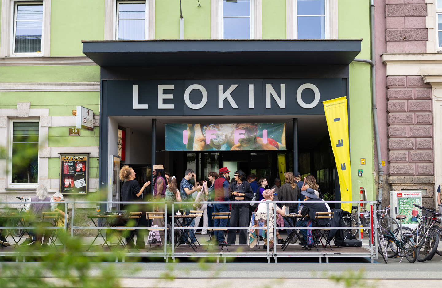 Menschen stehen vor dem Leokino in Innsbruck. Über dem Eingang ist ein IFFI-Banner zu sehen. Fotocredit:  Alena Klingler_IFFI2026